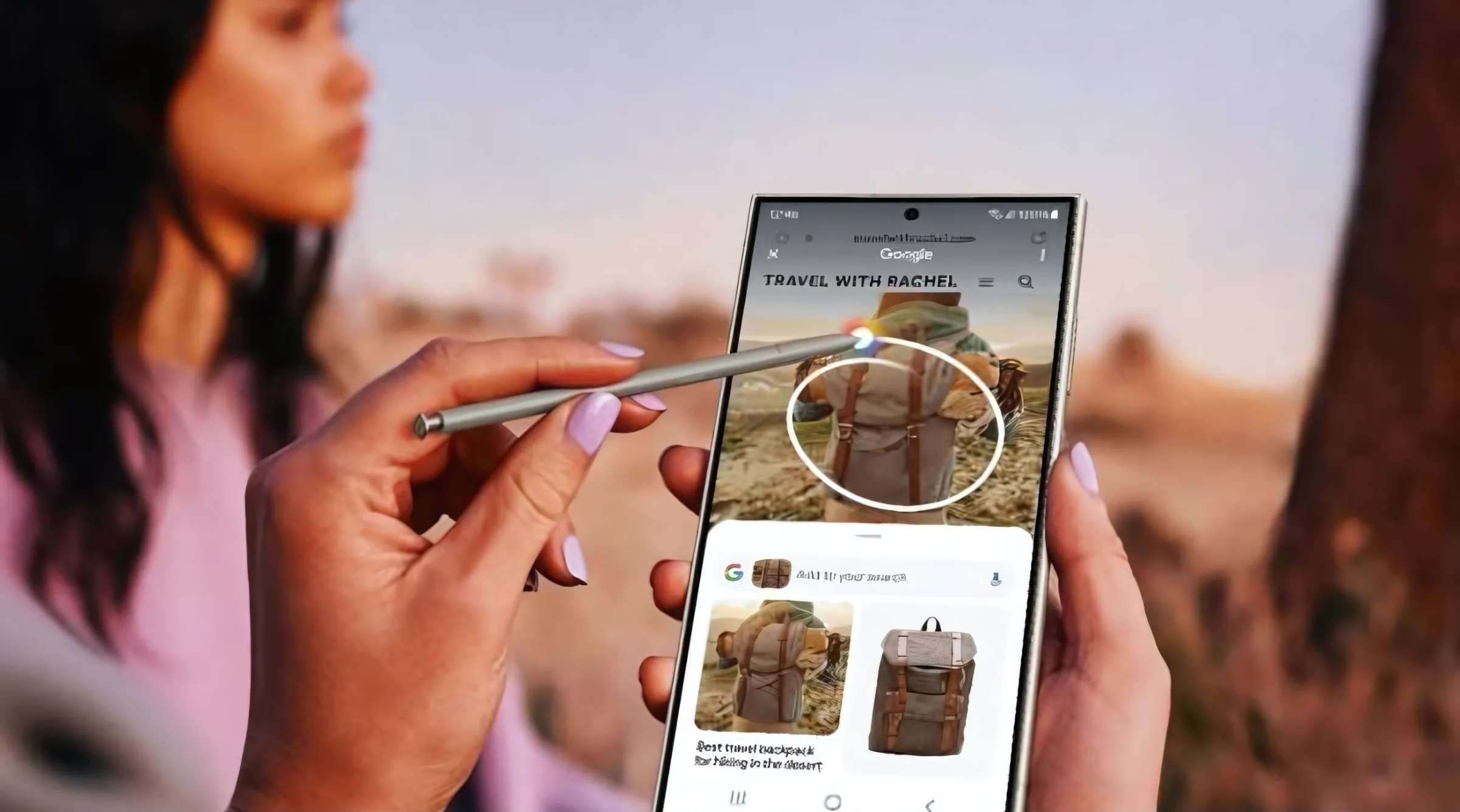 Tangan seseorang memegang Samsung Galaxy dengan S Pen sedang digunakan untuk menyoroti gambar ransel di layar, menampilkan fitur AI pencarian visual dengan latar belakang outdoor.