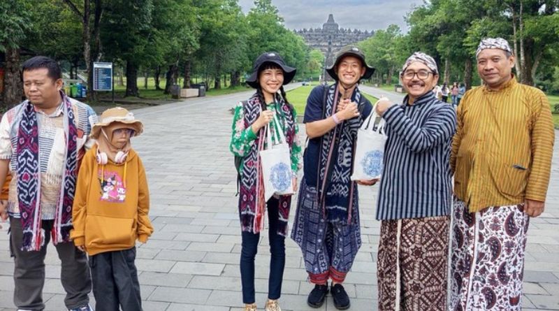 Pengunjung Pertama Candi Borobudur di 2025: Wisatawan Jepang Disambut Hangat