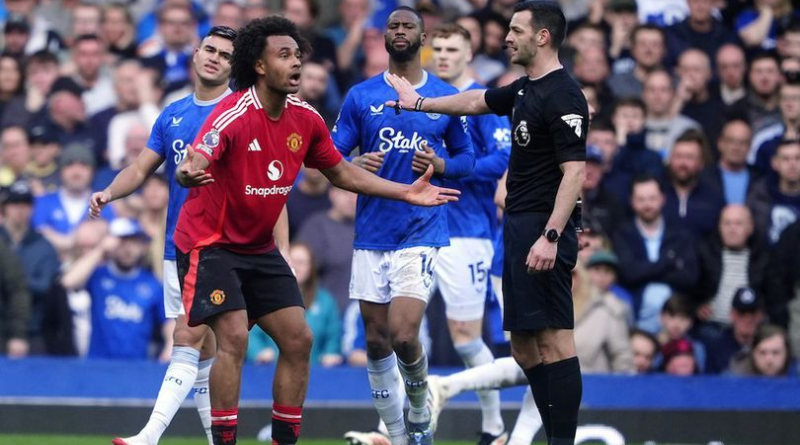 Manchester United beruntung diselamatkan wasit dan VAR saat melawan Everton.