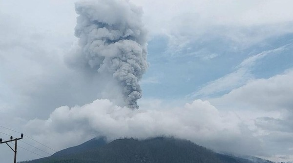 Erupsi Gunung Lewotobi Laki-laki di NTT, Warga Diminta Waspada